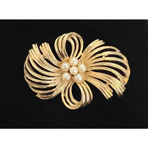 VTG M JENT MJ Enterprises Brooch Gold Swirl Ribbons Faux Pearl Flower Center